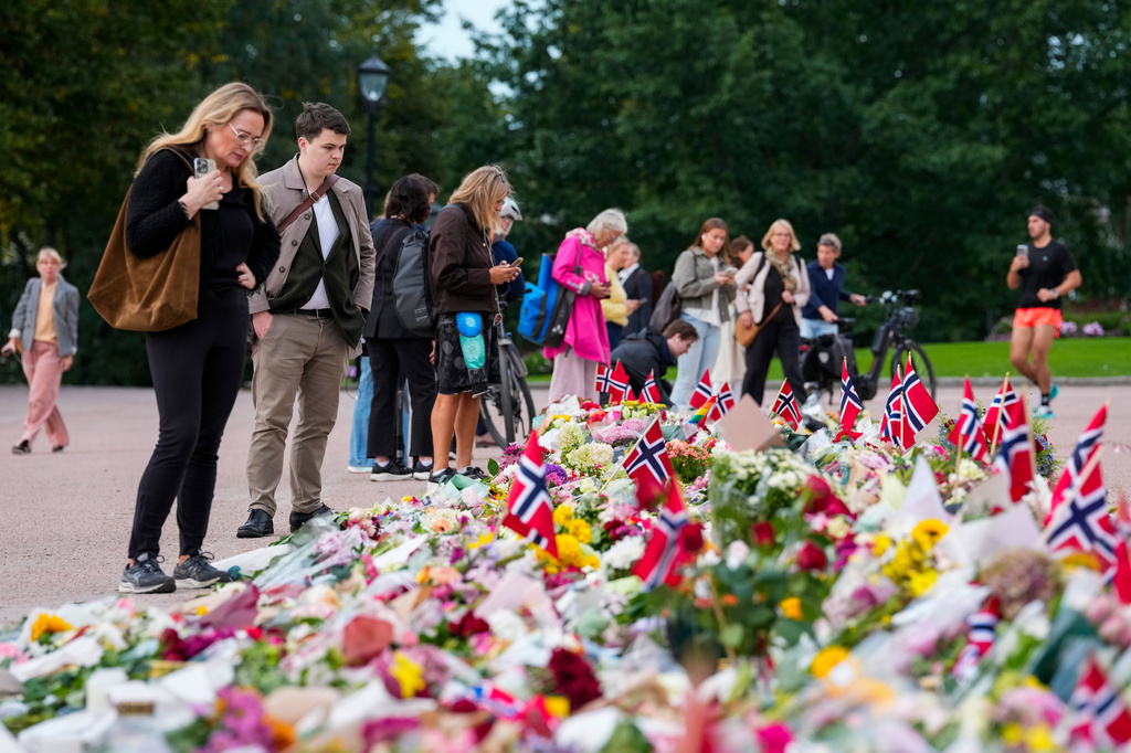 Flowers and Norway's flags are laid at the Palace Square in Oslo, Friday, Aug. 26, 2026 (Ole Berg-Rusten/NTB Scanpix via AP)