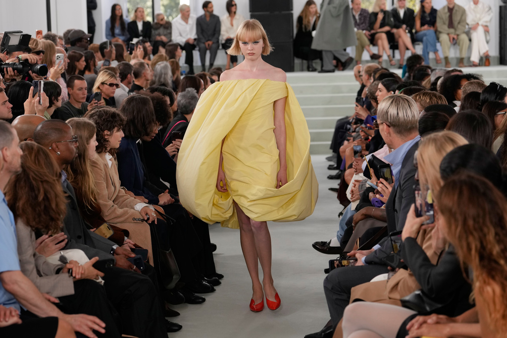 A model wears a creation part of the Jil Sander women's Spring-Summer 2027 collection, presented in Milan, Italy, Wednesday, Sept. 23, 2026. (AP Photo/Luca Bruno)