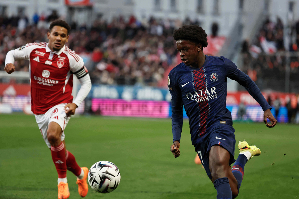 PSG's Quentin Ndjantou, right, controls the ball during the French League One soccer match between Brest and Paris Saint Germain in Brest, France, Saturday, Oct. 25, 2025. (AP Photo/Jeremias Gonzalez)