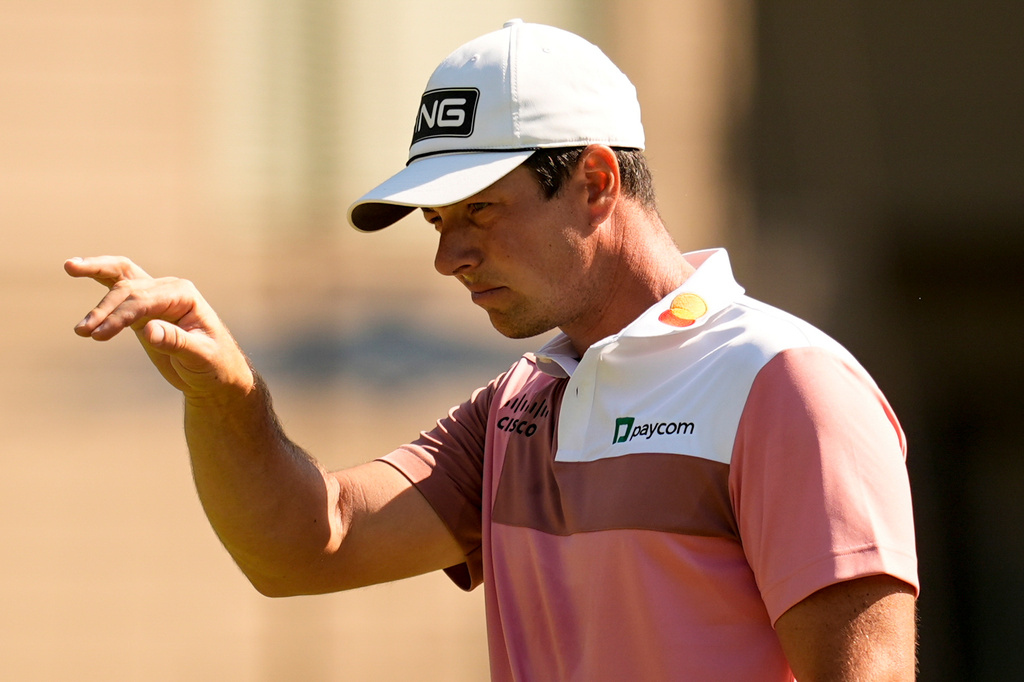 Viktor Hovland, of Norway, lines up a putt on the second green during the first round at the RBC Heritage golf tournament, Thursday, April 16, 2026, in Hilton Head Island, S.C. (AP Photo/Mike Stewart)