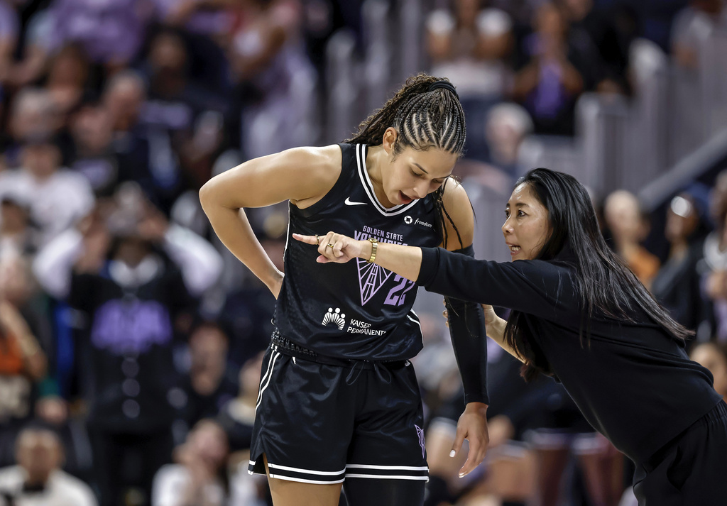 Veronica Burton (22) talks with head coach Natalie Nakase in the second half as the Golden State Valkyries played the Indiana Fever at Chase Center in San Francisco,, on Sunday, Aug. 31, 2025. (Carlos Avila Gonzalez/San Francisco Chronicle via AP)