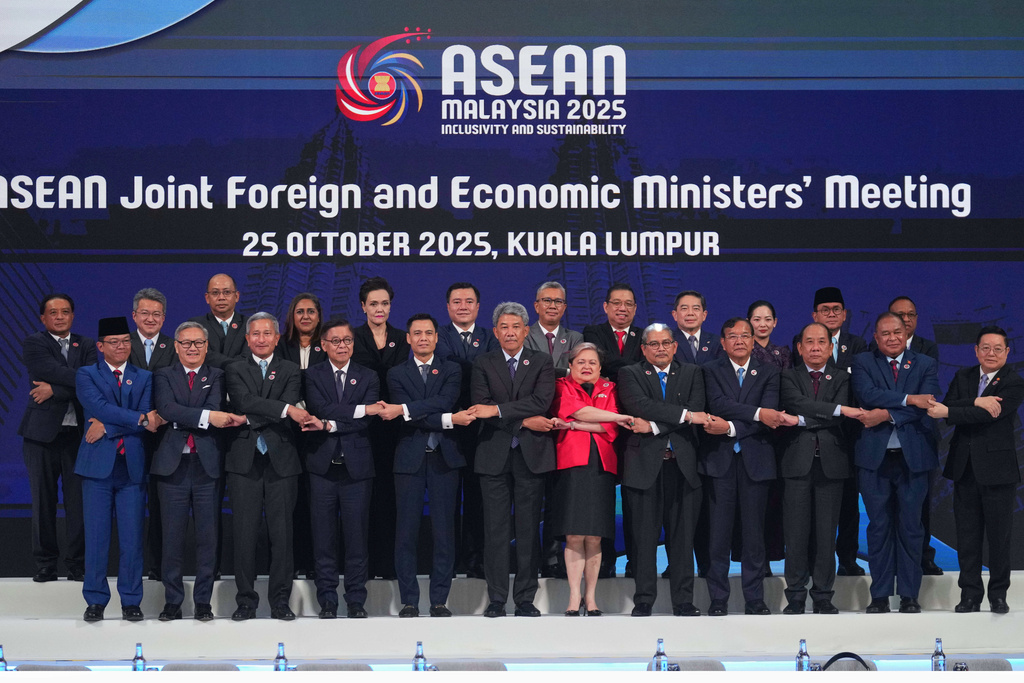 Foreign ministers and economic ministers of ASEAN member countries pose for a group photo during the ASEAN Joint Foreign and Economic Ministers' Meeting in Kuala Lumpur, Malaysia, on Saturday, Oct. 25, 2025. (AP Photo/Rafiq Maqbool)
