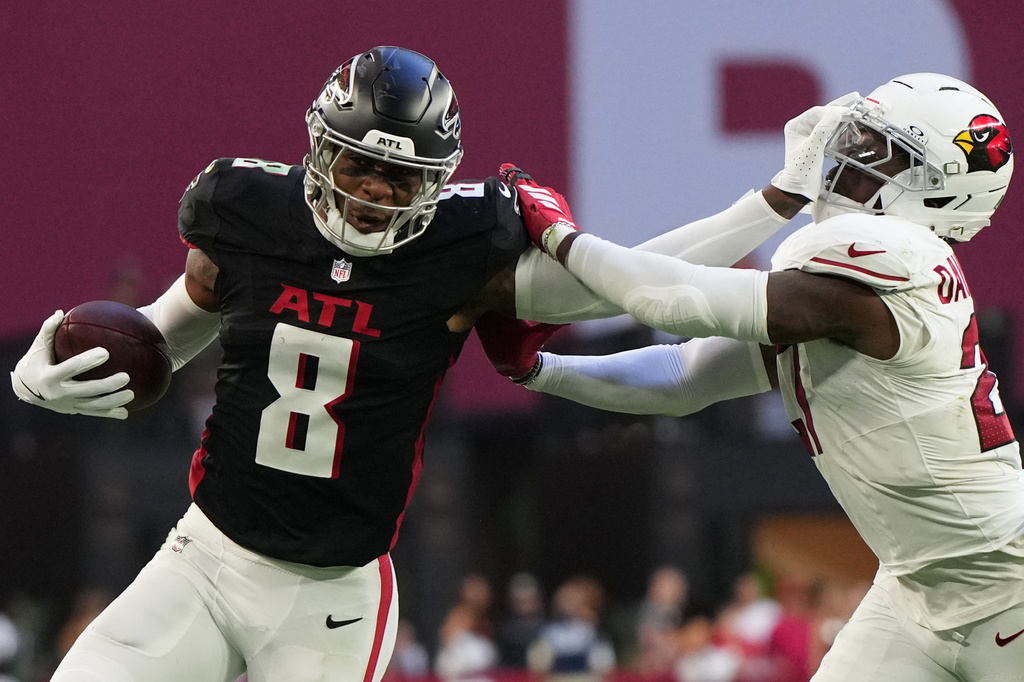 FILE - Atlanta Falcons tight end Kyle Pitts Sr. (8) runs against Arizona Cardinals linebacker Akeem Davis-Gaither (27) during the second half of an NFL football game, Dec. 21, 2025, in Glendale, Ariz. (AP Photo/Rick Scuteri, File)