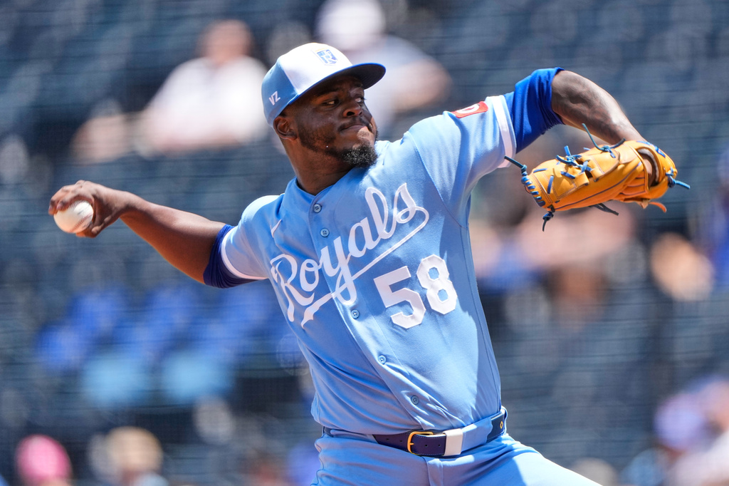 Kansas City Royals starting pitcher Luinder Avila throws during the first inning of a baseball game against the Philadelphia Phillies, Sunday, July 5, 2026, in Kansas City, Mo. (AP Photo/Charlie Riedel)