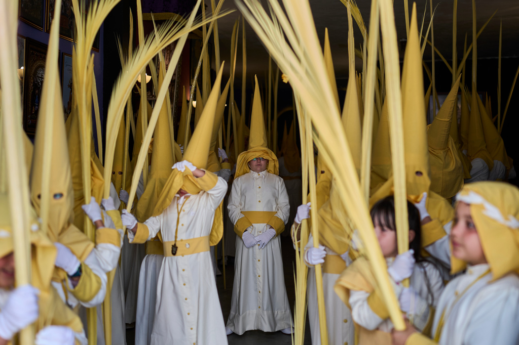 Penitents of the "Pollinita" brotherhodod take part in a Holy Week procession in Cabra, southern Spain, Sunday, March 29, 2026. (AP Photo/Manu Fernandez)
