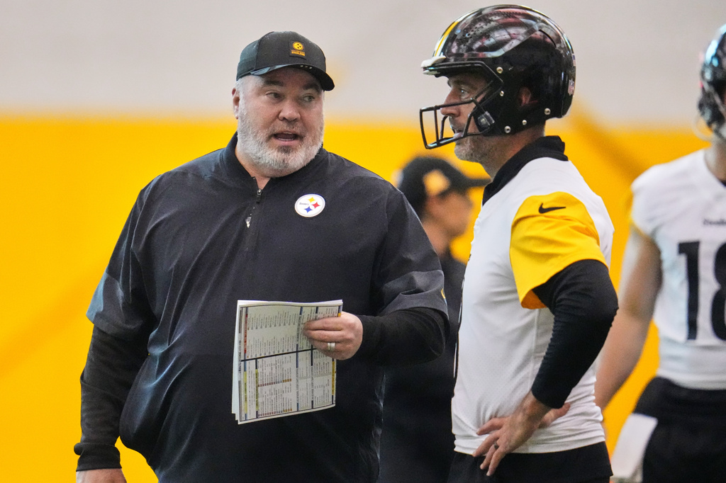 Pittsburgh Steelers quarterback Aaron Rodgers, right, listens to head coach Mike McCarthy during NFL football practice in Pittsburgh, Wednesday, May 20, 2026. (AP Photo/Gene J. Puskar)