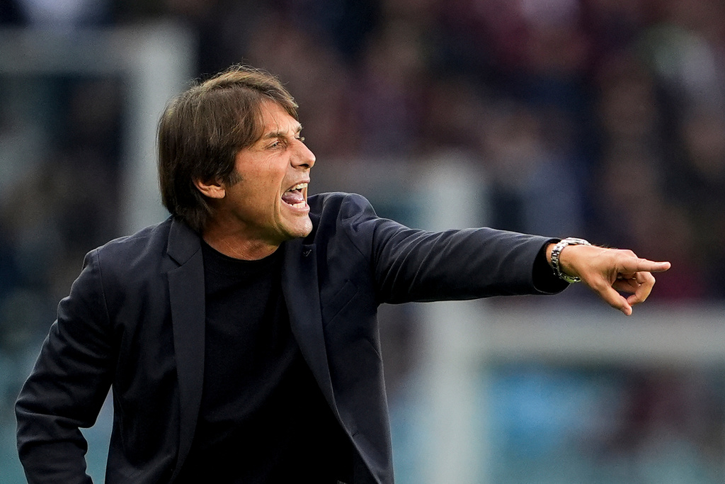 Napoli's head coach Antonio Conte directs his players during a Serie A soccer match between Torino FC and Napoli, Saturday, Oct. 18, 2025, in Turin, Italy. (Fabio Ferrari/LaPresse via AP)