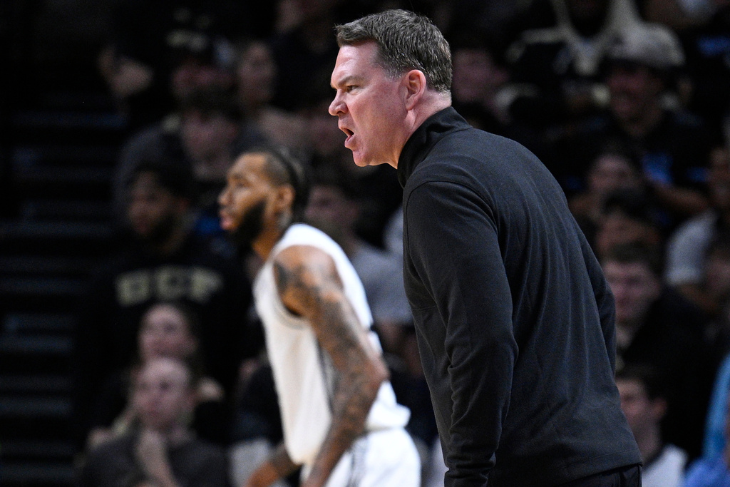 Arizona head coach Tommy Lloyd, right, argues for a call from an official during the first half of an NCAA college basketball game against Central Florida, Saturday, Jan. 17, 2026, in Orlando, Fla. (AP Photo/Phelan M. Ebenhack)