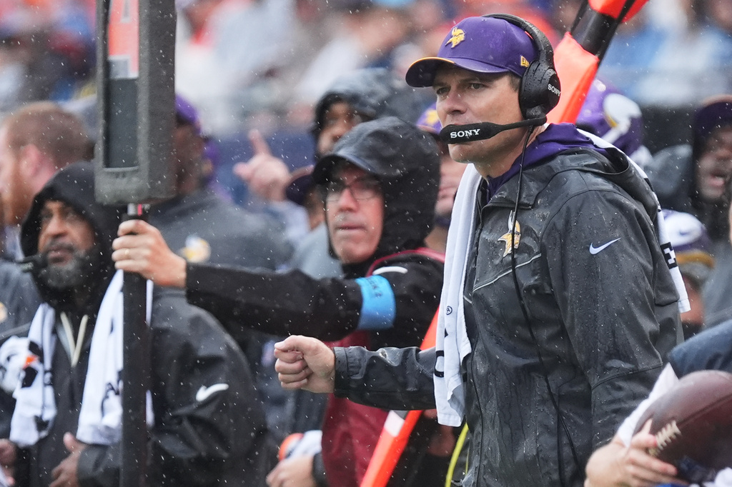 Minnesota Vikings head coach Kevin O'Connell pumps his first after a Vikings field goal during the first half of an NFL football game against the Chicago Bears in Chicago, Sunday, Sept. 20, 2026. (AP Photo/David Banks)
