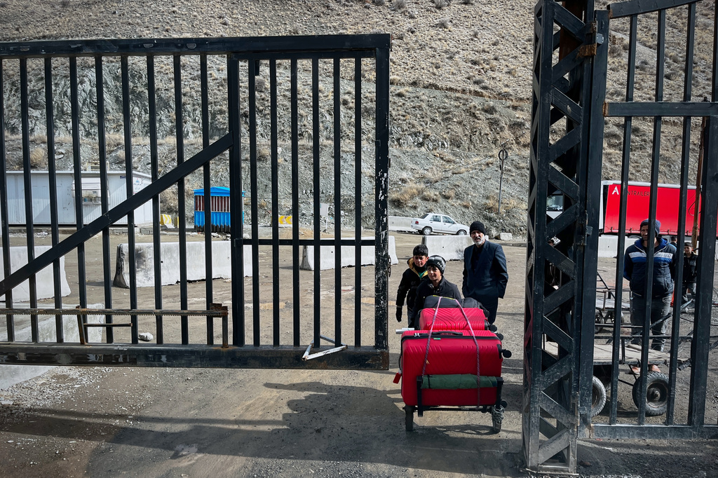 Travelers arrive to cross into Turkey at the Razi border crossing, in Razi, Iran, Saturday, April 4, 2026.(AP Photo/Francisco Seco)