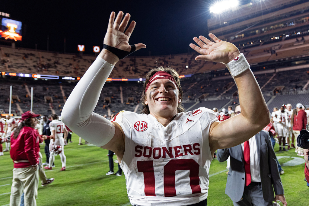 Oklahoma quarterback John Mateer (10) waves to fans after his team defeated Tennessee 33-27 in an NCAA college football game Saturday, Nov. 1, 2025, in Knoxville, Tenn. (AP Photo/Wade Payne)