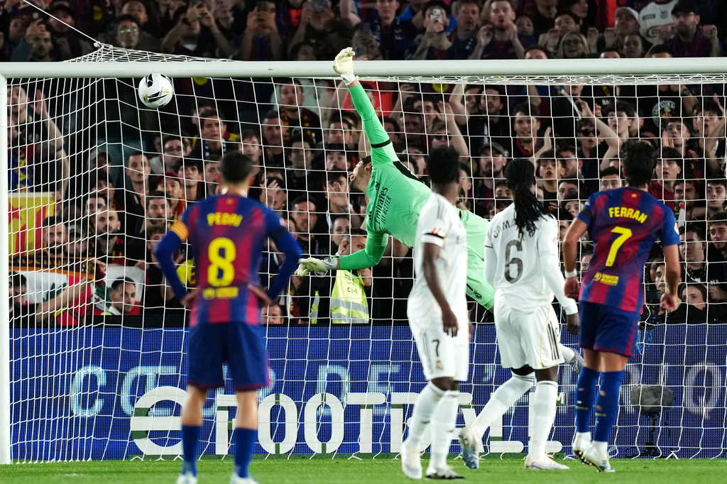 Real Madrid goalkeeper Thibaut Courtois fails to stop the opening goal from a free kick by Barcelona's Marcus Rashford during the Spanish La Liga soccer match between FC Barcelona and Real Madrid in Barcelona, Spain, Sunday, May 10, 2026. (AP Photo/Joan Mateu Parra)