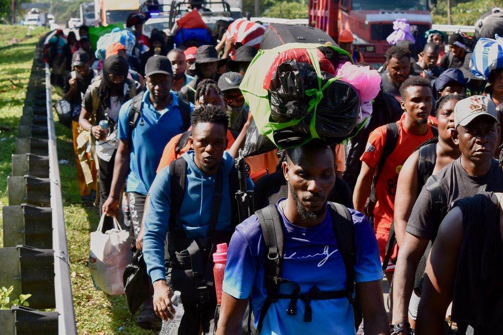 Migrants walk on the highway through the municipality of Huehuetan, Chiapas state, Mexico, Tuesday, April 21, 2026, after leaving Tapachula the previous night. (AP Photo/Edgar H. Clemente)