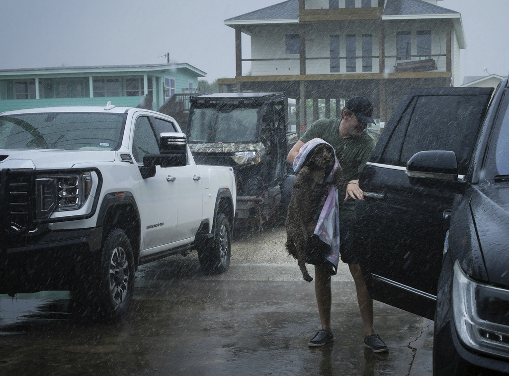 Beryl weakens to tropical storm after sweeping into Texas as Cat 1 ...