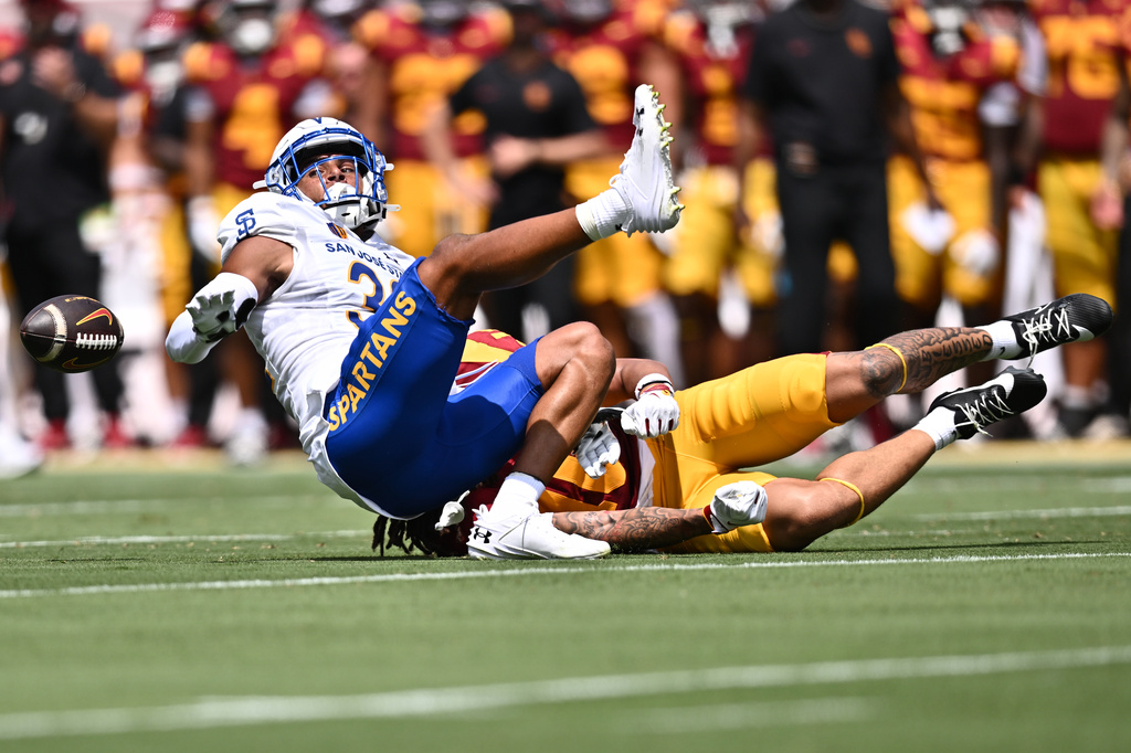 Southern California wide receiver Corey Simms, back, loses the ball after contact with San Jose State cornerback Caleb Womack, front, during the first half of an NCAA college football game, Saturday, Aug. 29, 2026, in Los Angeles. (AP Photo/William Liang)