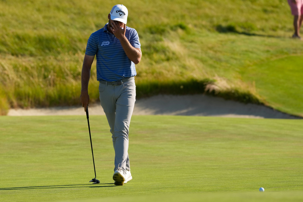 Sam Burns reacts after missing a putt on the 18th hole during the final round of the U.S. Open golf tournament at Shinnecock Hills Golf Club in Southampton, N.Y., Sunday, June 21, 2026. (AP Photo/David J. Phillip)
