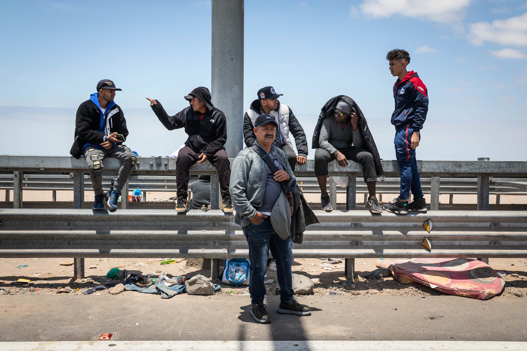 FILE - Migrants, mostly from Venezuela, wait to cross into Peru at the Chacalluta border crossing point in Arica, Chile, Nov. 28, 2025. (AP Photo/Ibar Silva, File)