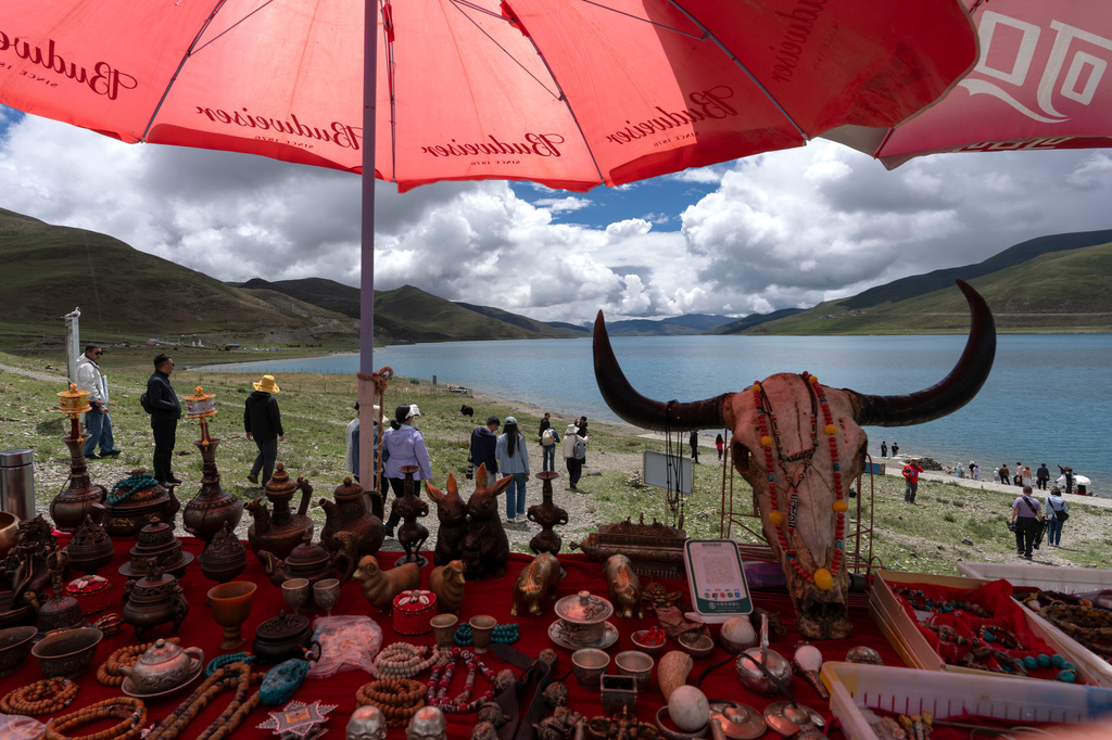 A stand selling trinkets near Yamdrok Lake in western China's Tibet Autonomous Region on Thursday, July 23, 2026, as seen during a government organized visit for foreign journalists. (AP Photo/Ng Han Guan)