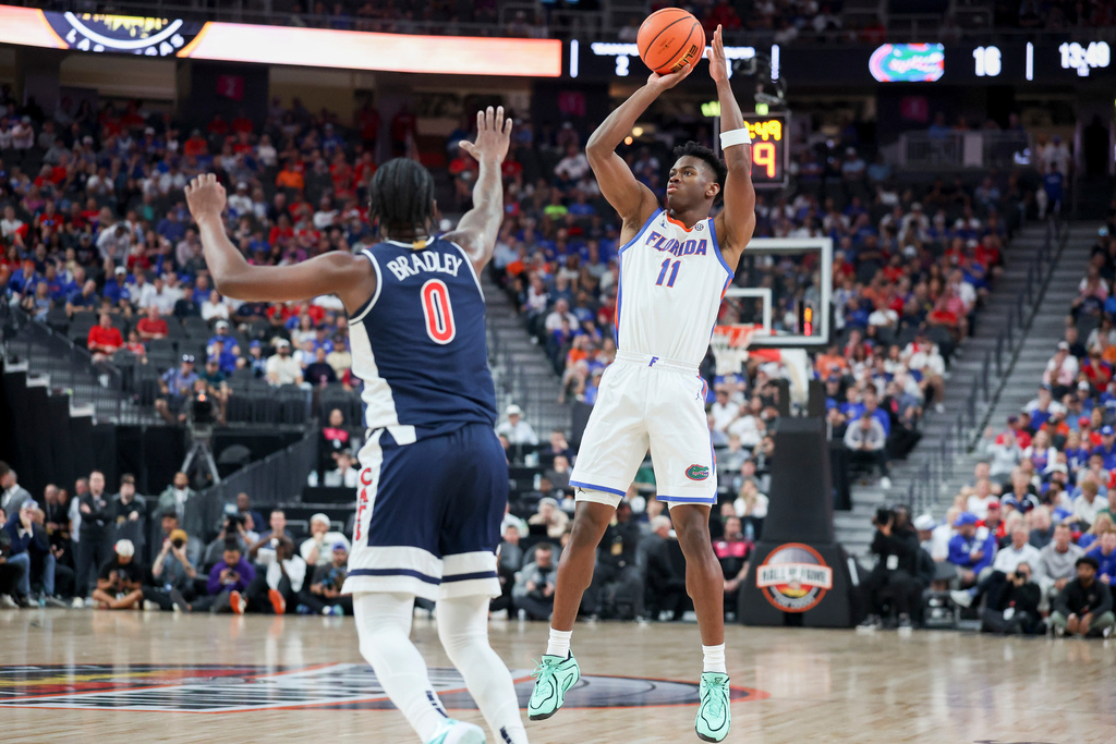 Florida guard CJ Ingram (11) shoots against Arizona guard Jaden Bradley (0) during the first half of an NCAA college basketball game, Monday, Nov. 3, 2025, in Las Vegas. (AP Photo/Ian Maule)