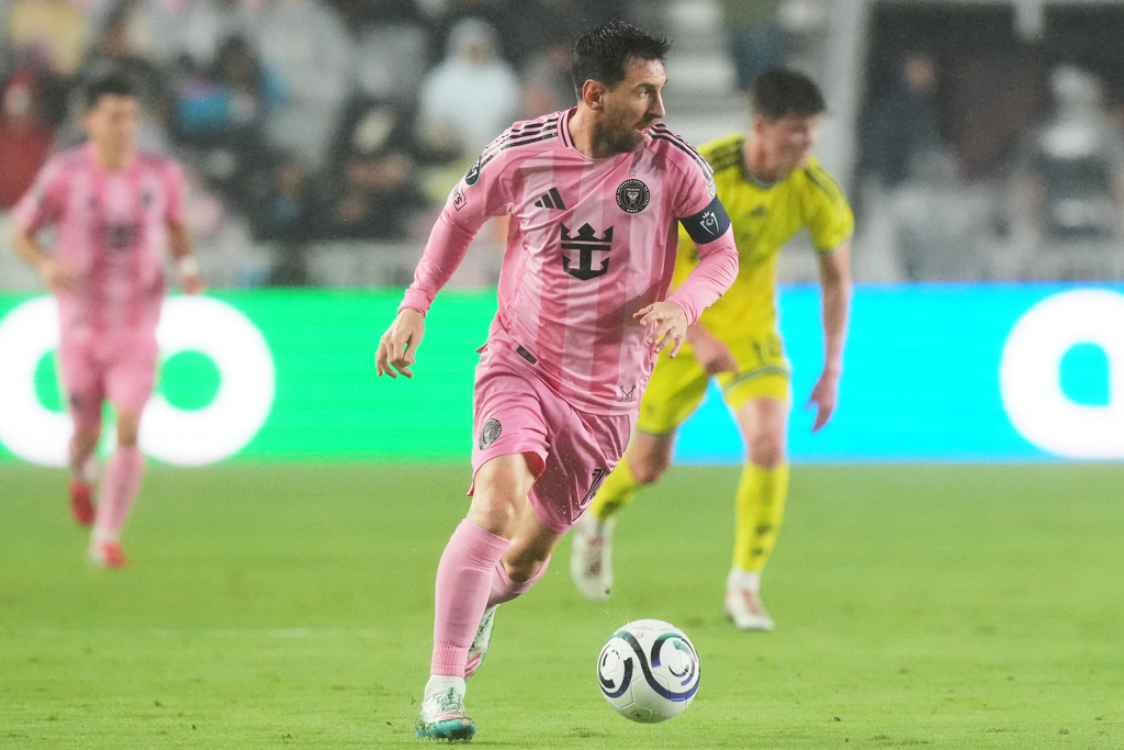 Inter Miami forward Lionel Messi (10) runs with the ball during the first half of a CONCACAF Champions Cup Round of 16 soccer match against Nashville, Wednesday, March 18, 2026, in Fort Lauderdale, Fla. (AP Photo/Marta Lavandier)