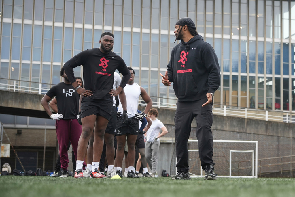 Oluwanifemi 'Neff' Giwa, front left, takes part in a football workout session at the National Sports Center, Crystal Palace in London, Sunday, March 29, 2026. (AP Photo/Alastair Grant)