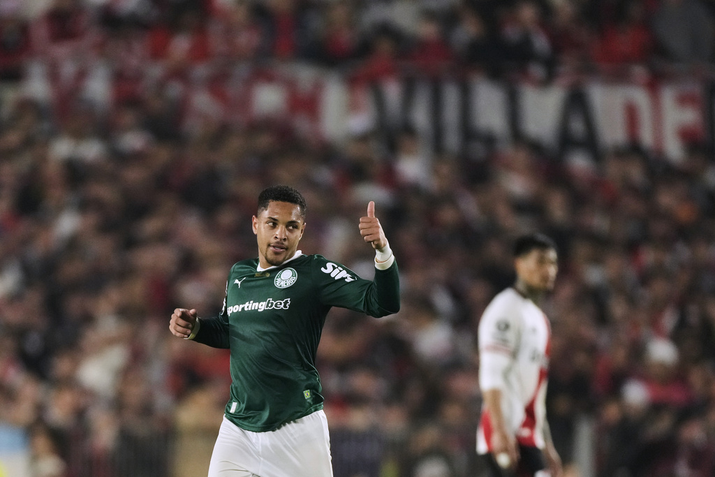 Vitor Roque of Brazil's Palmeiras celebrates scoring his side's second goal against Argentina's River Plate during a Copa Libertadores quarterfinal soccer match at the Monumental stadium in Buenos Aires, Argentina, Wednesday, Sept. 17, 2025. (AP Photo/Gustavo Garello)