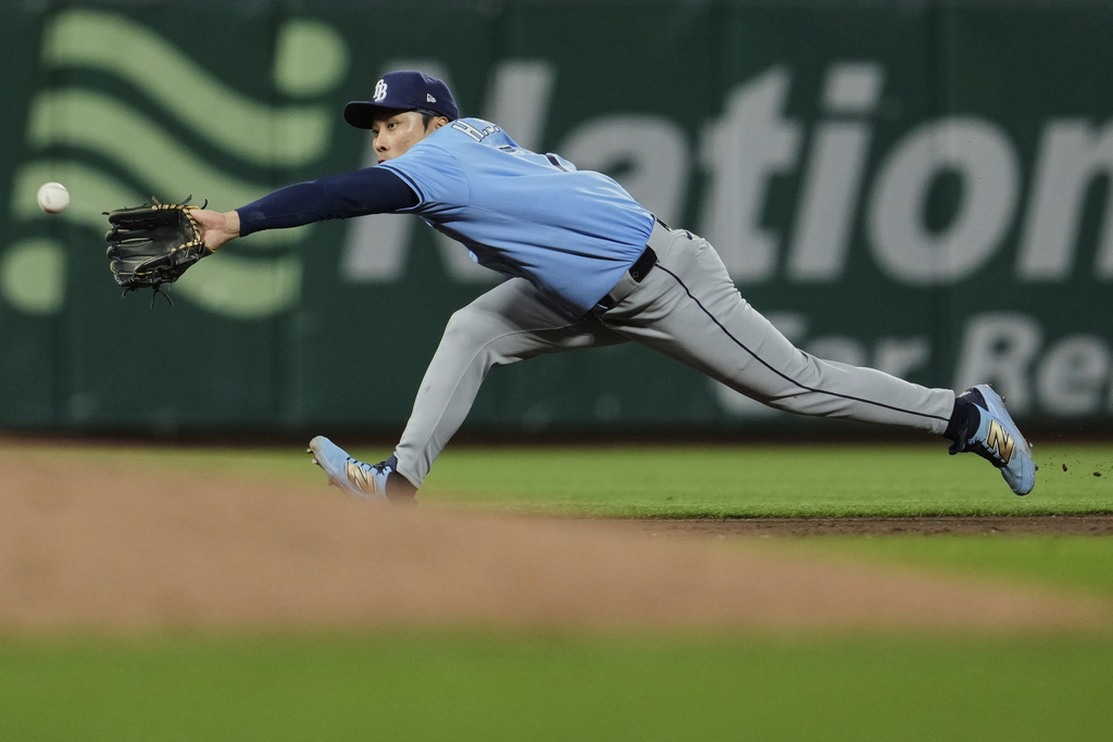 Tampa Bay Rays shortstop Ha-Seong Kim catches a line drive hit by San Francisco Giants' Dominic Smith to end the eighth inning of a baseball game, Saturday, Aug. 16, 2025, in San Francisco. (AP Photo/Godofredo A. Vásquez)