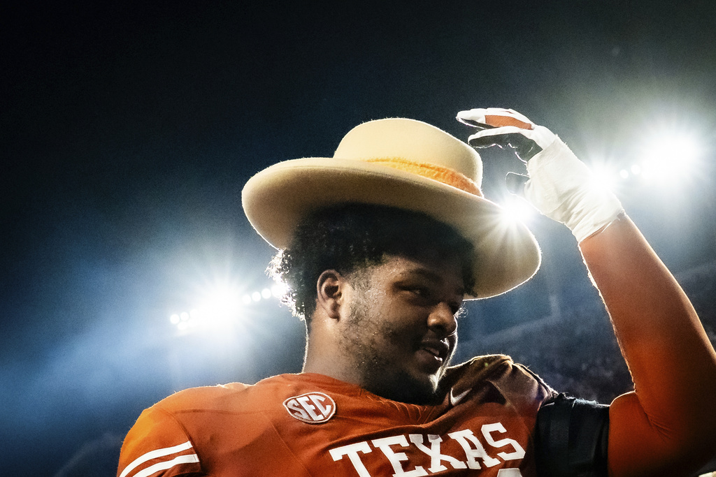 Texas Longhorns tight end Nick Townsend (81) celebrates after the Texas Longhorns' game against the Sam Houston State Bearkats in Austin, Saturday, Sept. 20, 2025. (Sara Diggins/Austin American-Statesman via AP)