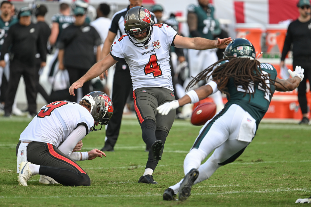 Tampa Bay Buccaneers kicker Chase McLaughlin (4) kicks a field goal during the first half of an NFL football game against the Philadelphia Eagles, Sunday, Sept. 28, 2025, in Tampa, Fla. (AP Photo/Jason Behnken)