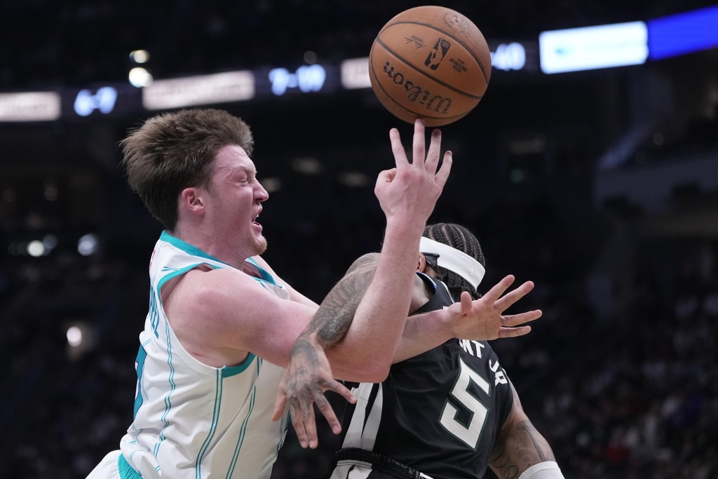 Charlotte Hornets' Kon Knueppel is fouled by Milwaukee Bucks' Gary Trent Jr. during the first half of an NBA basketball game Friday, Nov. 14, 2025, in Milwaukee. (AP Photo/Morry Gash)
