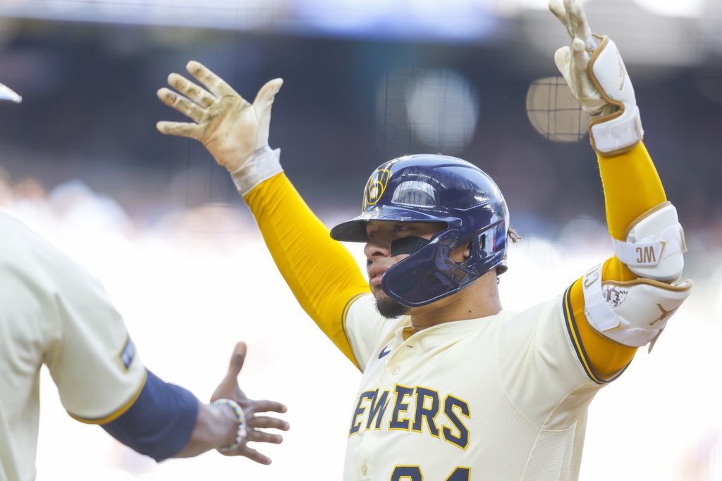 Milwaukee Brewers' William Contreras reacts after his two-run single against the Pittsburgh Pirates during the sixth inning of a baseball game, Wednesday, Aug. 13, 2025, in Milwaukee. (AP Photo/Jeffrey Phelps)