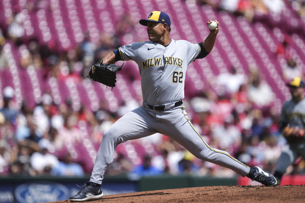 Milwaukee Brewers pitcher Jose Quintana throws in the first inning of a baseball game against the Cincinnati Reds, Sunday, Aug. 17, 2025, in Cincinnati. (AP Photo/Grace Bradley)