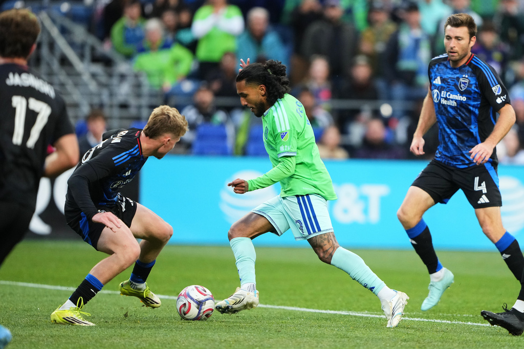 Seattle Sounders forward Jesús Ferreira maneuvers around San Jose Earthquakes defender Max Floriani, left, to score a goal during the second half of an MLS soccer match, Wednesday, May 13, 2026, in Seattle. (AP Photo/Lindsey Wasson)