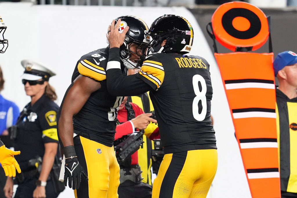 Pittsburgh Steelers tight end Jonnu Smith (81) and quarterback Aaron Rodgers (8) celebrate after connecting for a touchdown during the first half of an NFL football game against the Cincinnati Bengals in Cincinnati, Thursday, Oct. 16, 2025. (AP Photo/Jeff Dean)