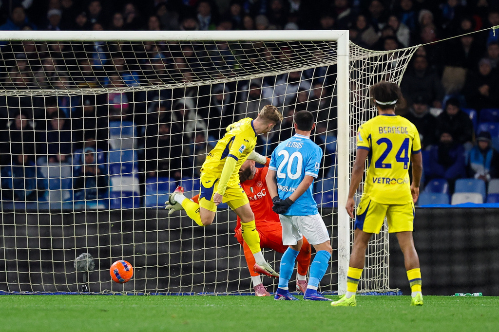 Verona's Martin Frese, left, scores their side's first goal of the game during the Serie A soccer match between Napoli and Verona in Naples, Italy, Wednesday, Jan. 7, 2026. (Alessandro Garofalo/LaPresse via AP)