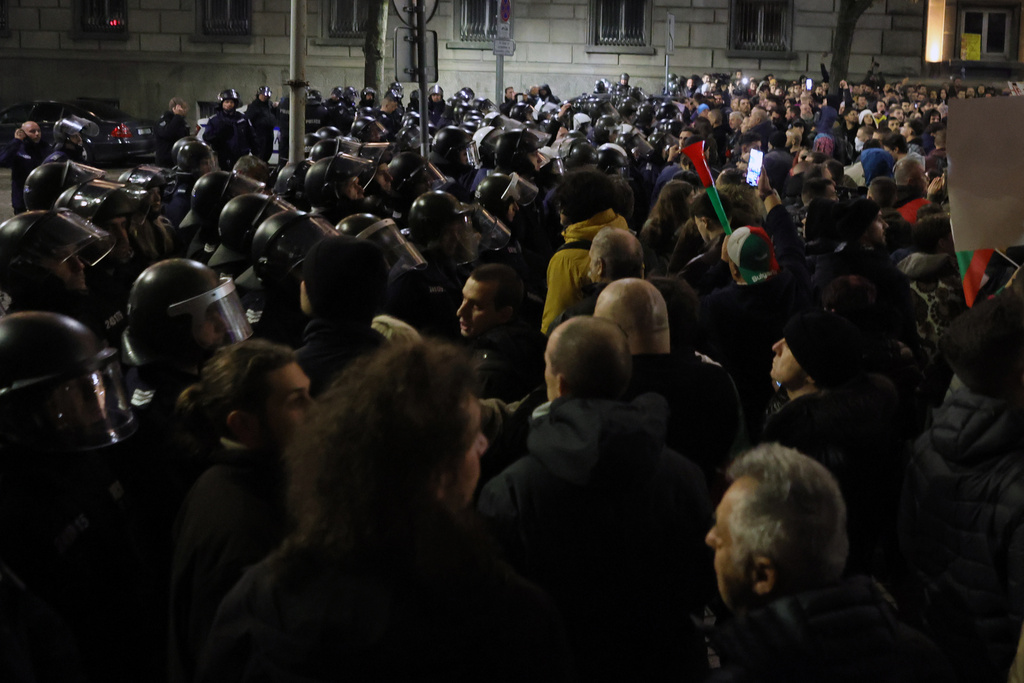 Protesters scuffle with police as thousands took to the streets of Bulgaria's capital, Sofia, to denounce steep tax hikes in next year's draft budget before being finally voted on in parliament, Wednesday, Nov 26, 2025. (AP Photo/Valentina Petrova)