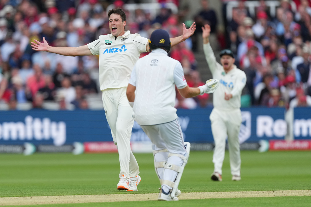 New Zealand's Will O'Rourke celebrates taking the wicket of England's Harry Brook during the second day of the test match between England and New Zealand at Lord's cricket ground in London, Friday, June 5, 2026. (AP Photo/Kirsty Wigglesworth)