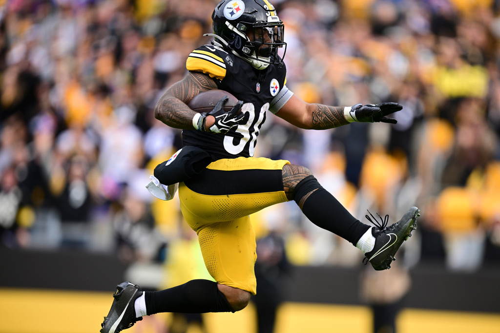 Pittsburgh Steelers running back Jaylen Warren (30) runs for a touchdown against the Indianapolis Colts during the second half of an NFL football game in Pittsburgh, Sunday, Oct. 11, 2026. (AP Photo/David Dermer )