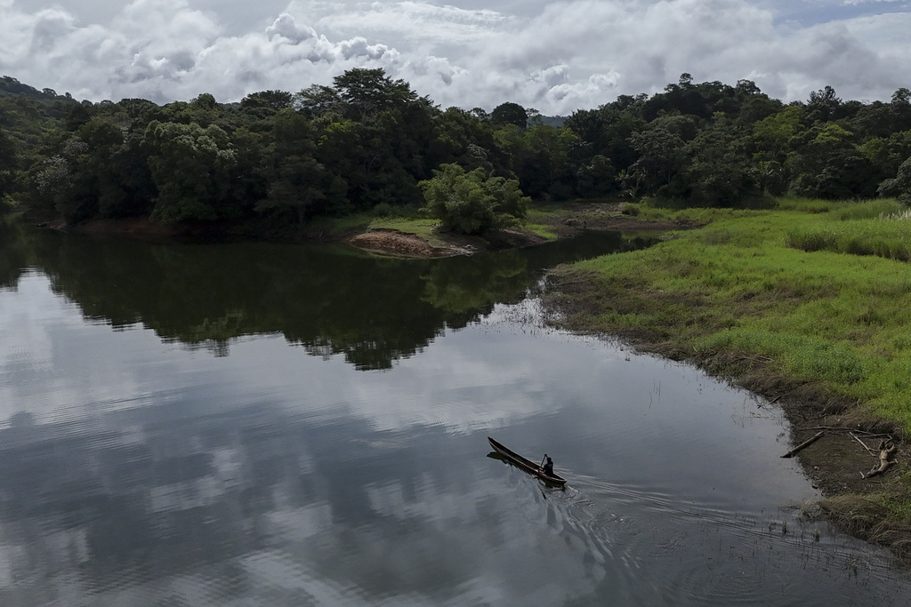 A man paddles along the Chagres River, once the main colonial waterway crossing Panama and connecting the Pacific with Caribbean, Saturday, Aug. 16, 2025. (AP Photo/Matias Delacroix)