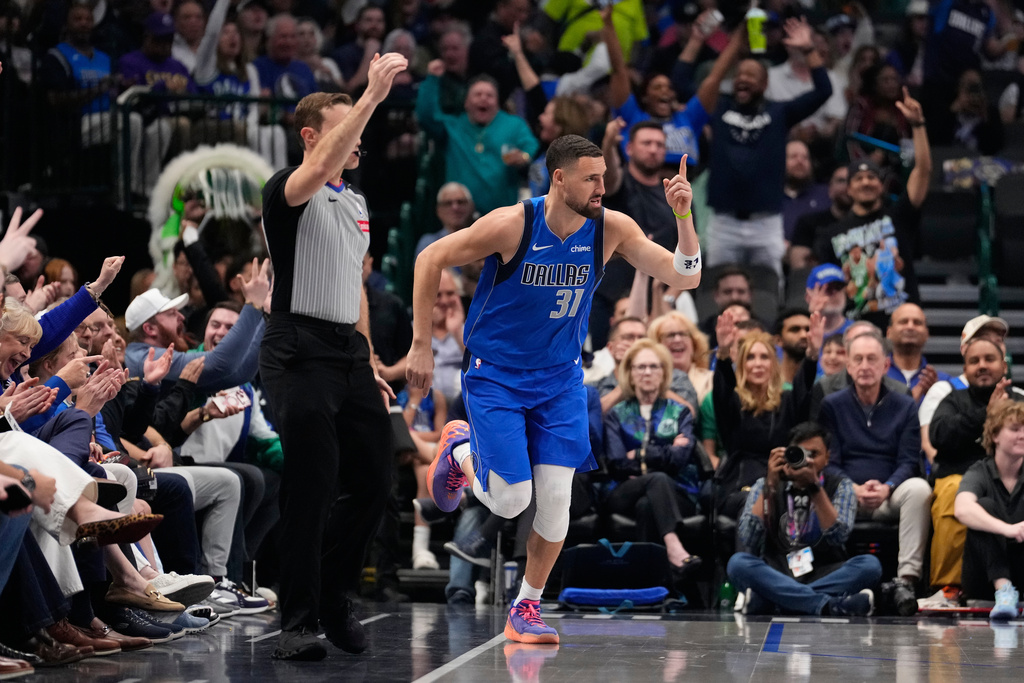 Dallas Mavericks guard Klay Thompson celebrates after sinking a three-pointer in the first half of an NBA basketball game against the Sacramento Kings in Dallas, Thursday, Feb. 26, 2026. (AP Photo/Tony Gutierrez)