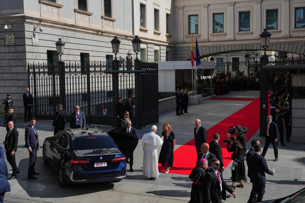 Pope Leo XIV is welcomed by the President of the Spanish Parliament Francina Armengol upon his arrival at the Spanish parliament in Madrid, Spain, Monday, June 8, 2026. (AP Photo/Manu Fernandez)