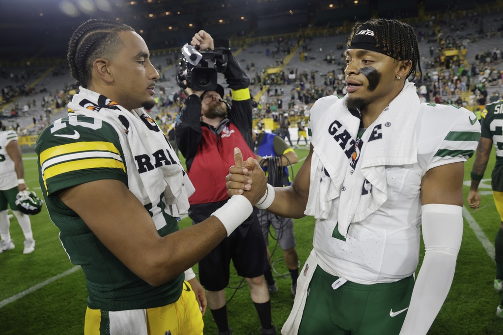Green Bay Packers' Jordan Love talks to New York Jets' Justin Fields after a preseason NFL football game Saturday, Aug. 9, 2025, in Green Bay, Wis. (AP Photo/Mike Roemer)