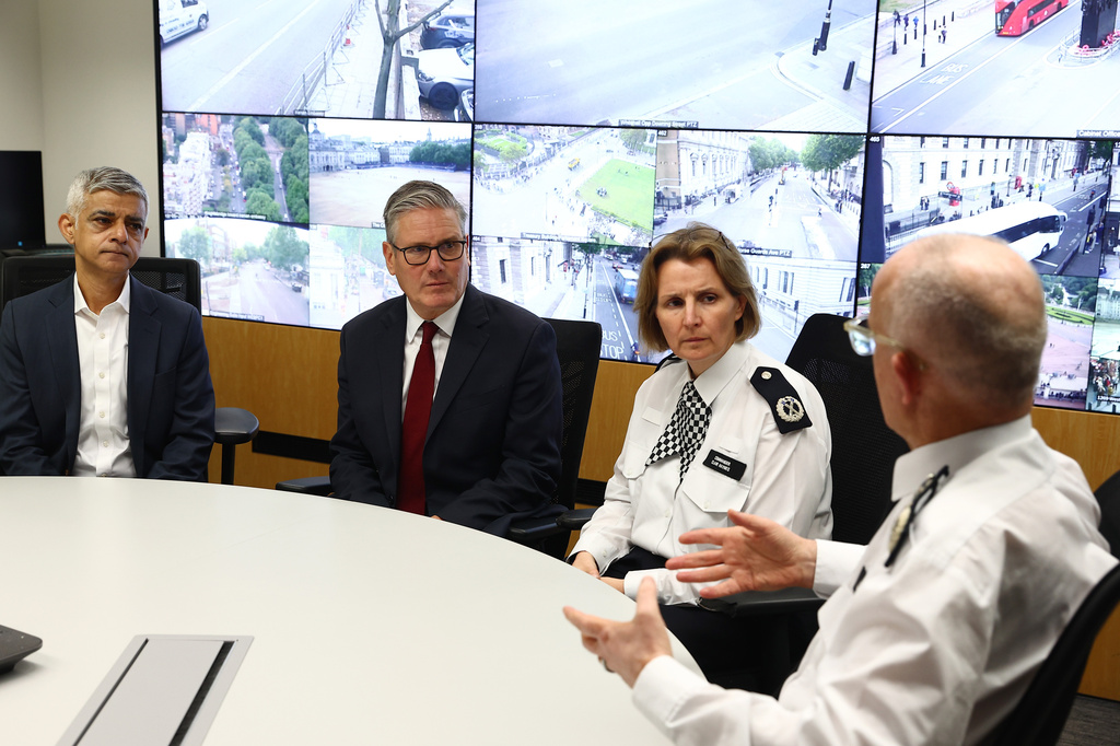 From left, Mayor of London Sadiq Khan, Prime Minister Keir Starmer, Commander Clair Haynes, and Commissioner Mark Rowley meet police officers to discuss operational planning, in London, Friday, May 15, 2026. (Peter Nicholls/Pool Photo via AP)