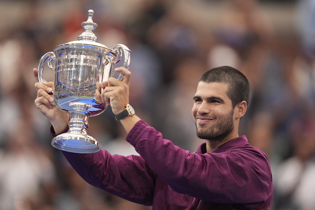 Carlos Alcaraz, of Spain, lifts the championship trophy after defeating Jannik Sinner, of Italy, in the men's singles final of the U.S. Open tennis championships, Sunday, Sept. 7, 2025, in New York. (AP Photo/Seth Wenig)