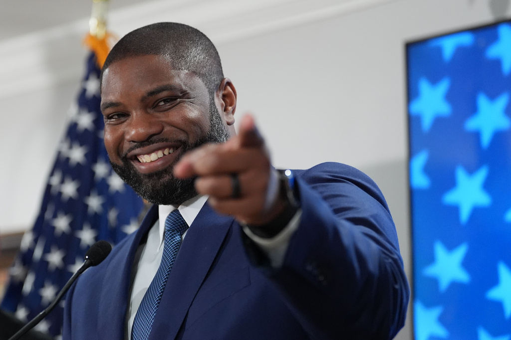 Florida Republican congressman and gubernatorial candidate Byron Donalds addresses members of the Hispanic Police Officers Association in Doral, Fla., after receiving the group's endorsement, Thursday, Aug. 6, 2026, (AP Photo/Rebecca Blackwell)