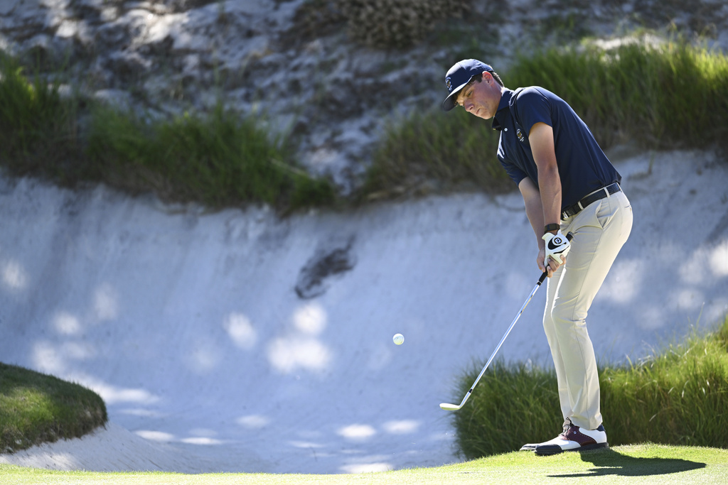The USA team's Mason Howell chips to the sixth green during Walker Cup golf matches against the Great Britain and Ireland team at Cypress Point Club on Sunday, Sept. 7, 2025, in Pebble Beach, Calif. (AP Photo/Thien-An Truong )
