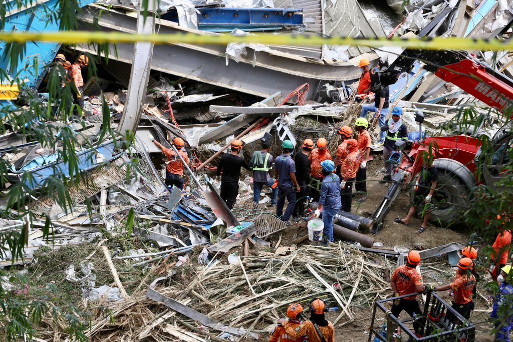 Rescuers continue operations on a collapsed waste segregation facility in Binaliw, Cebu city, central Philippines on Saturday, Jan. 10, 2026. (AP Photo/Jacqueline Hernandez)