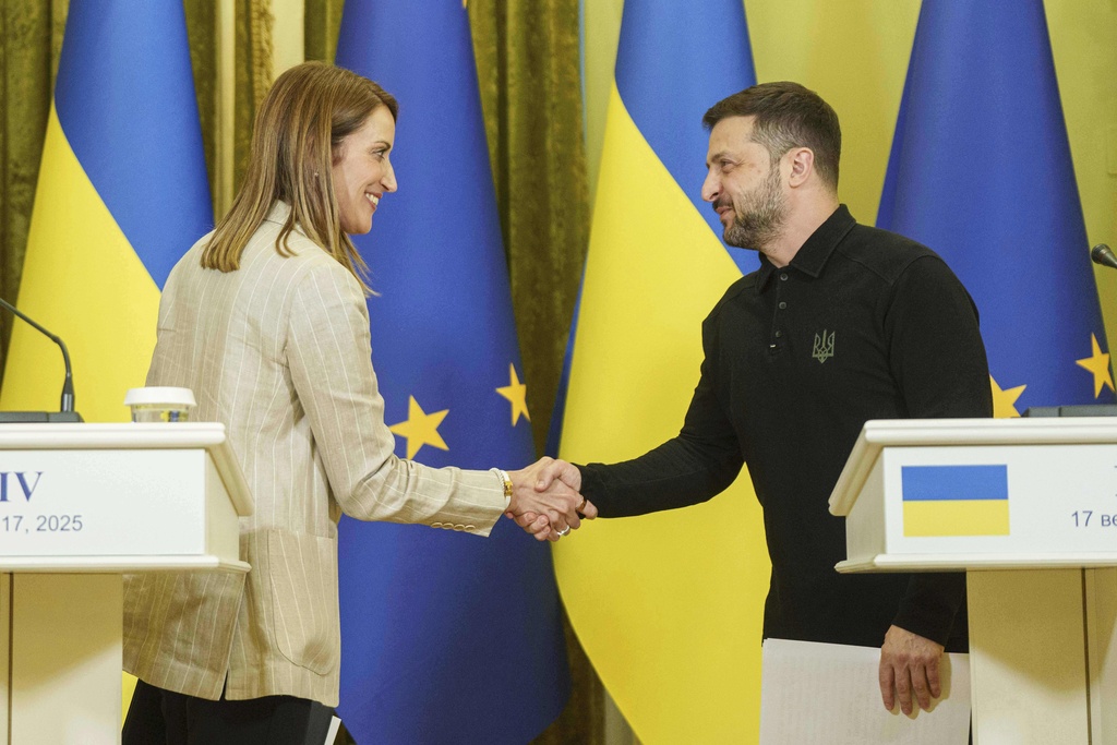 European Parliament President Roberta Metsola and Ukraine's President Volodymyr Zelenskyy shake hands after a joint press conference in Kyiv, Ukraine, Wednesday, Sept. 17, 2025. (AP Photo/Evgeniy Maloletka)