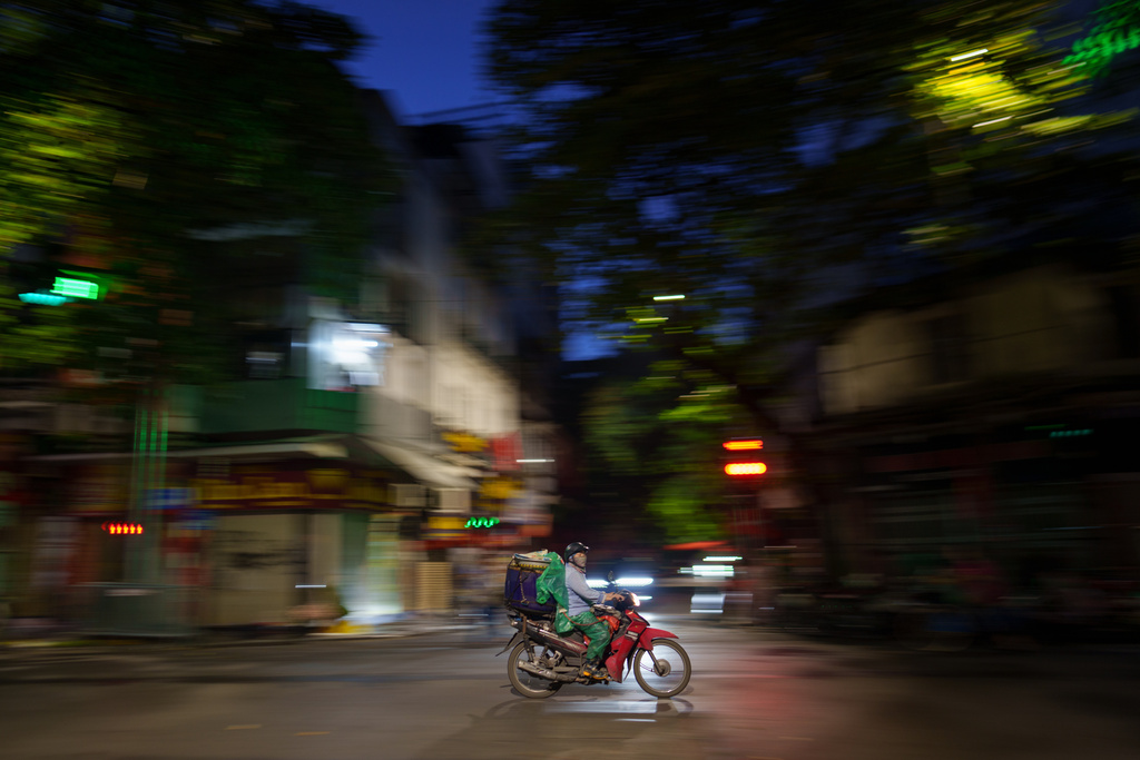 CORRECTS TO CALL THE AREA THE OLD QUARTER - A Vietnamese delivery man rides his motorcycle in the Old Quarter area in Hanoi, Vietnam, on Sept. 4, 2025. (AP Photo/Vincent Thian)