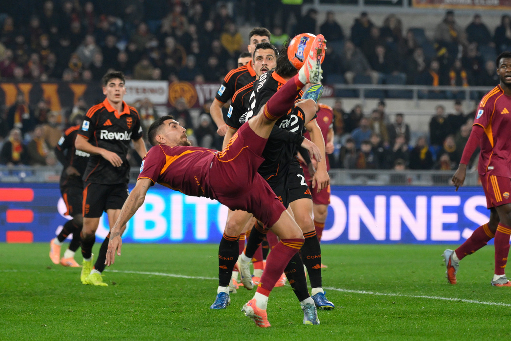 Roma's Lorenzo Pellegrini kicks the ball during the Serie A soccer match between AS Roma and Como 1907 at Rome's Olympic stadium, Italy, Monday, Dec. 15, 2025. (Fabrizio Corradetti/LaPresse via AP)